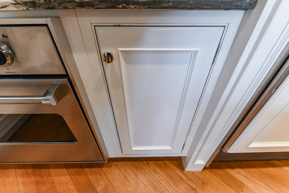 Kountry Kraft Traditional White Kitchen with Island, Granite Countertops & Appliances