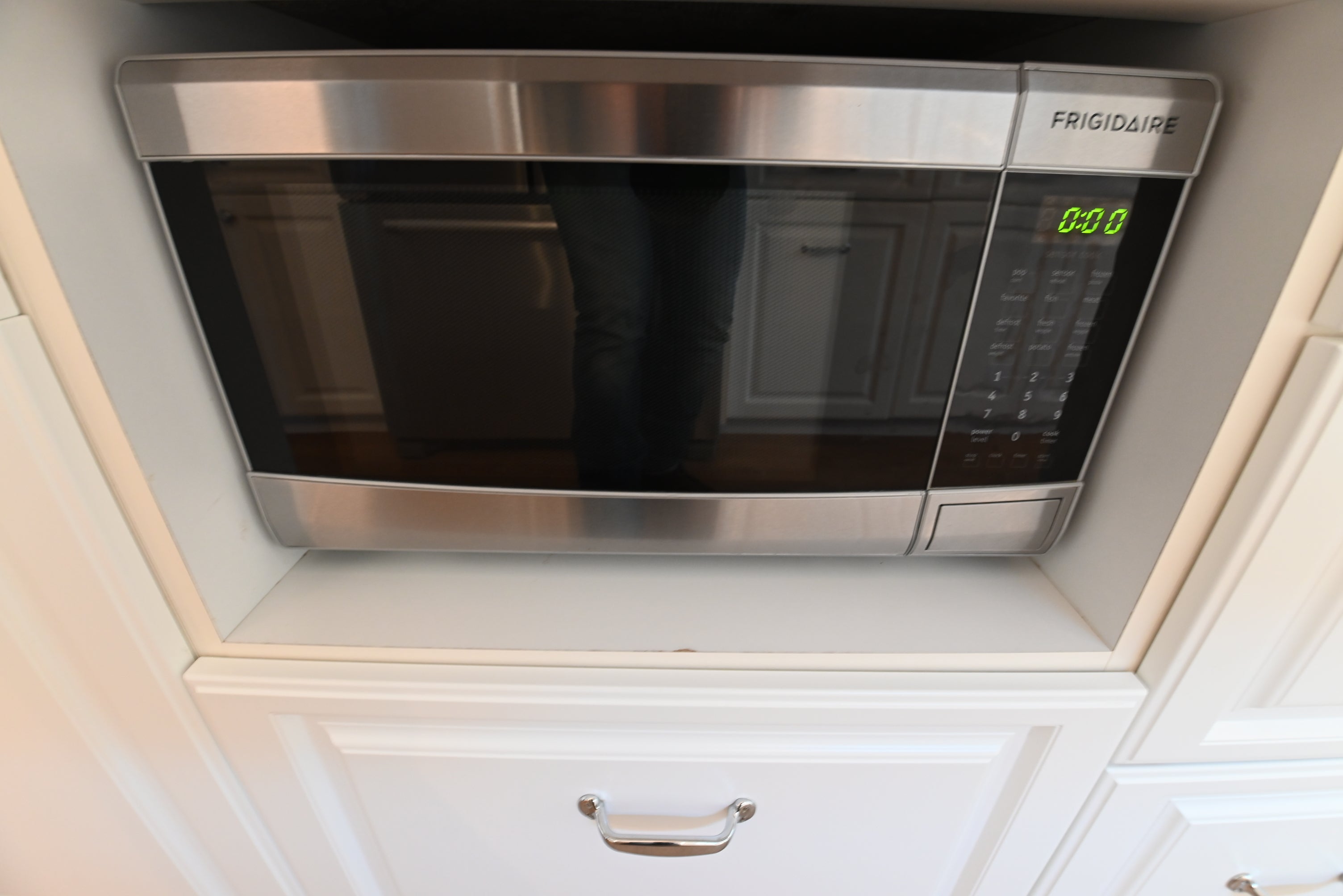 Frigidaire FFMO1611LS 22" Stainless Steel Countertop Microwave