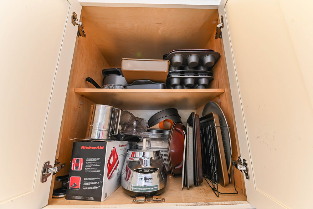 Traditional Light Cream Kitchen with Island, Granite Countertops and Appliances