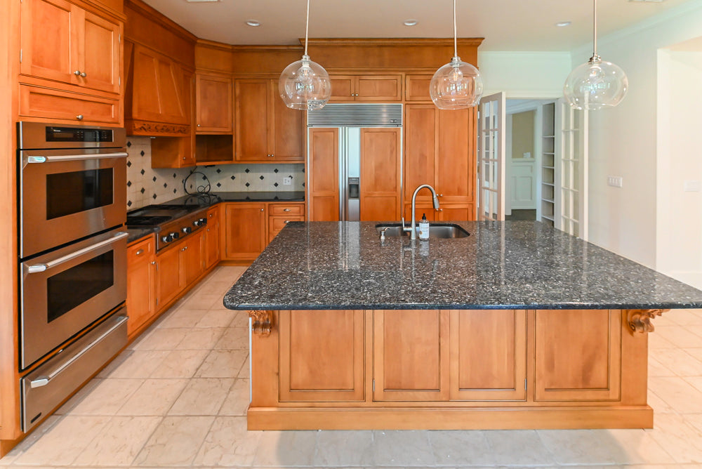 Traditional Wooden Kitchen with Granite Countertops and Complete Appliance Package