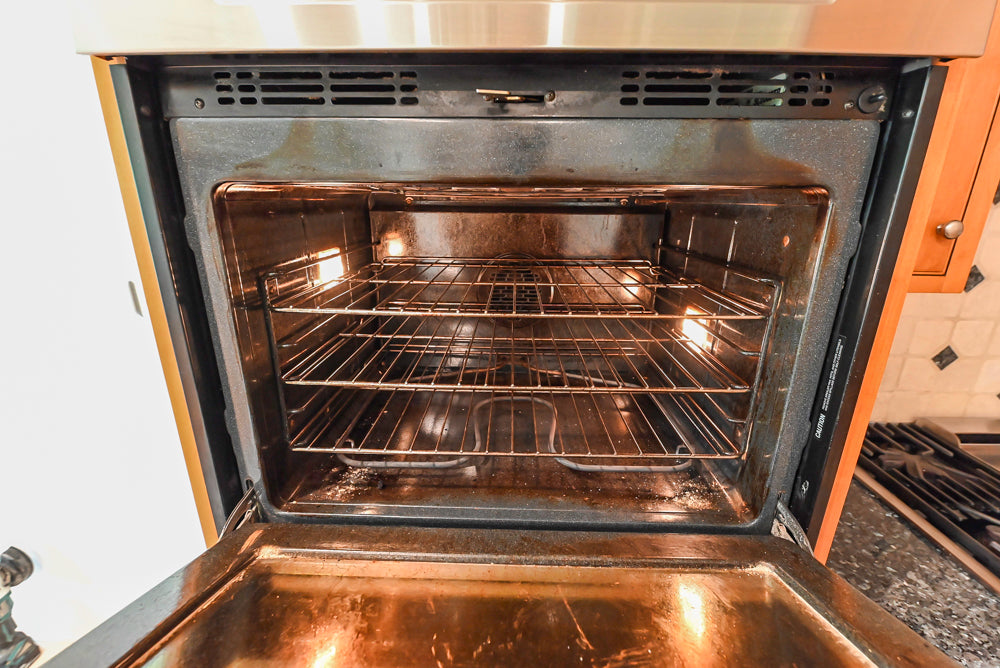Traditional Wooden Kitchen with Granite Countertops and Complete Appliance Package