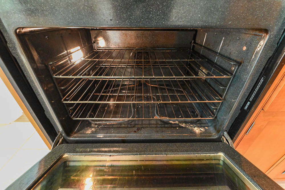 Traditional Wooden Kitchen with Granite Countertops and Complete Appliance Package