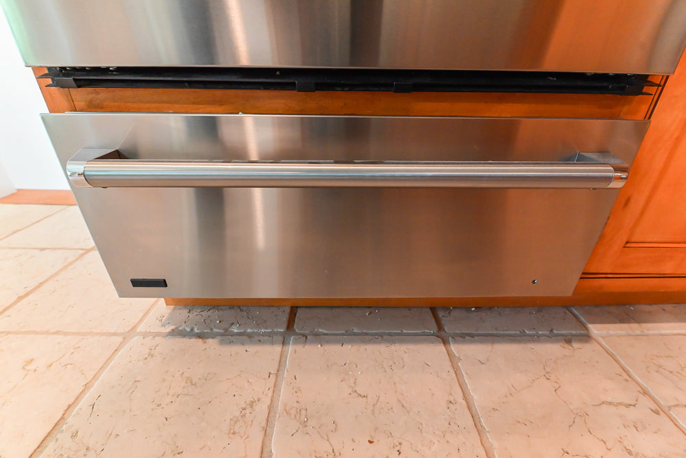 Traditional Wooden Kitchen with Granite Countertops and Complete Appliance Package