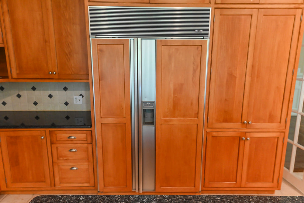 Traditional Wooden Kitchen with Granite Countertops and Complete Appliance Package