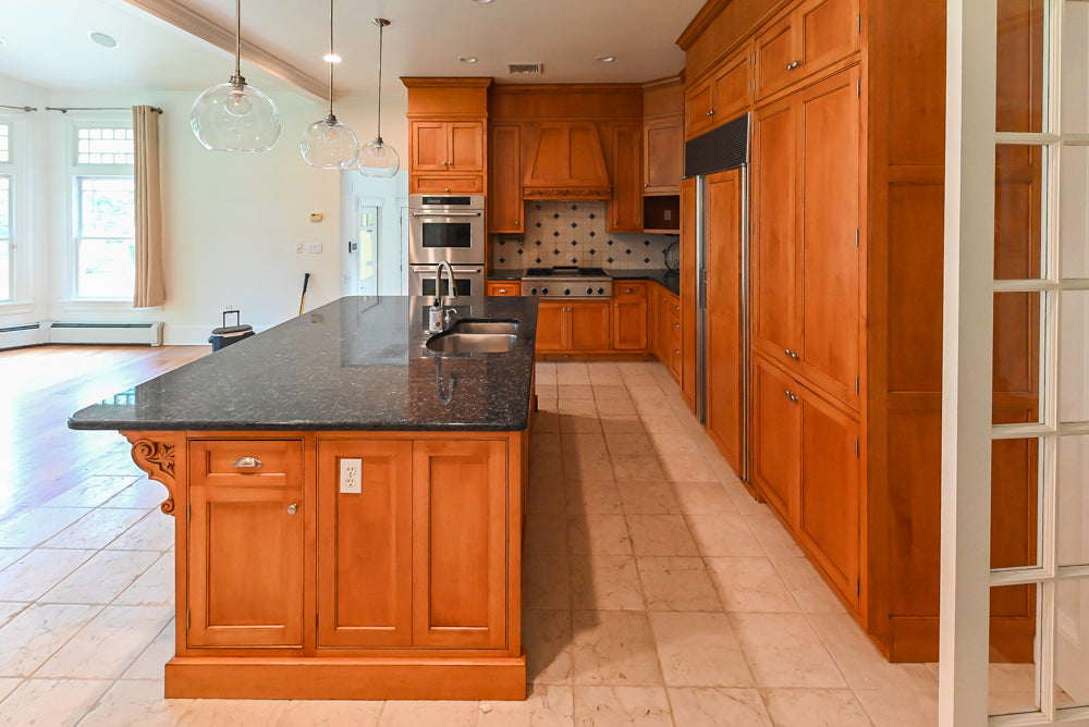 Traditional Wooden Kitchen with Granite Countertops and Complete Appliance Package