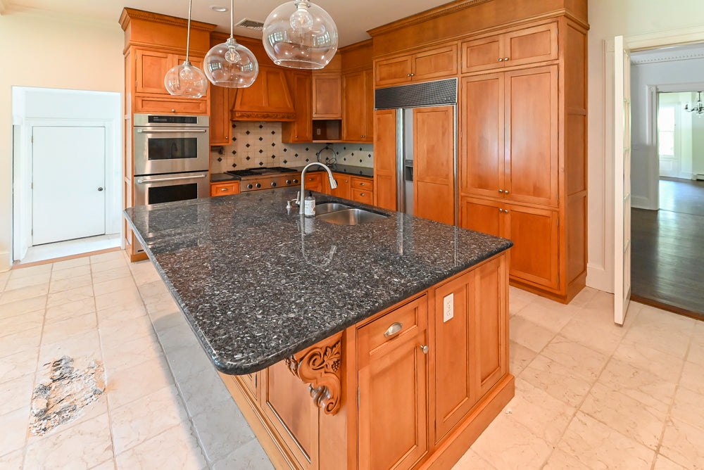 Traditional Wooden Kitchen with Granite Countertops and Complete Appliance Package