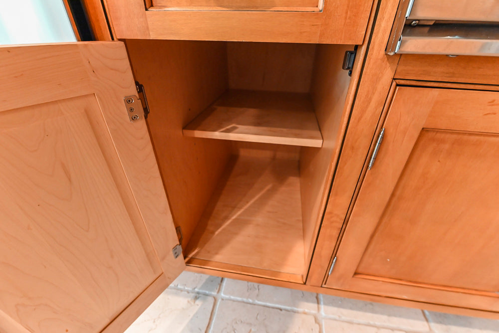 Traditional Wooden Kitchen with Granite Countertops and Complete Appliance Package