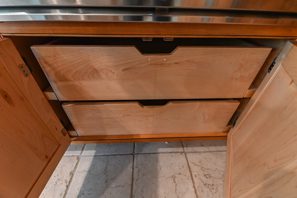 Traditional Wooden Kitchen with Granite Countertops and Complete Appliance Package