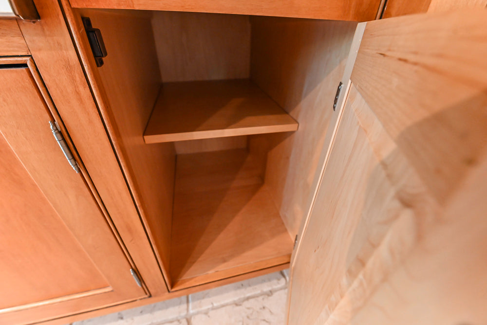 Traditional Wooden Kitchen with Granite Countertops and Complete Appliance Package