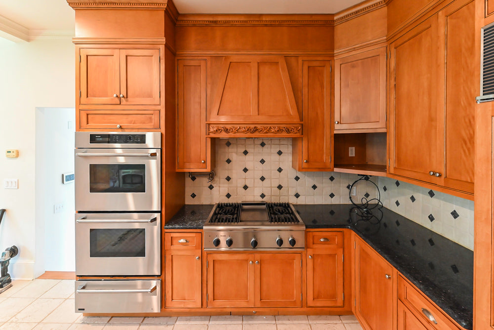Traditional Wooden Kitchen with Granite Countertops and Complete Appliance Package