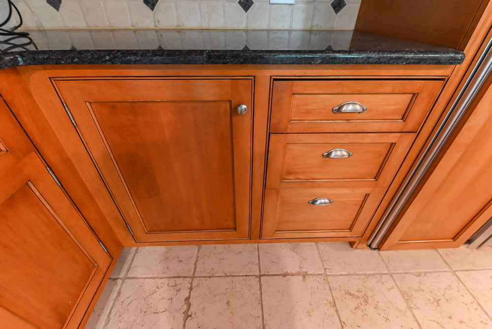 Traditional Wooden Kitchen with Granite Countertops and Complete Appliance Package