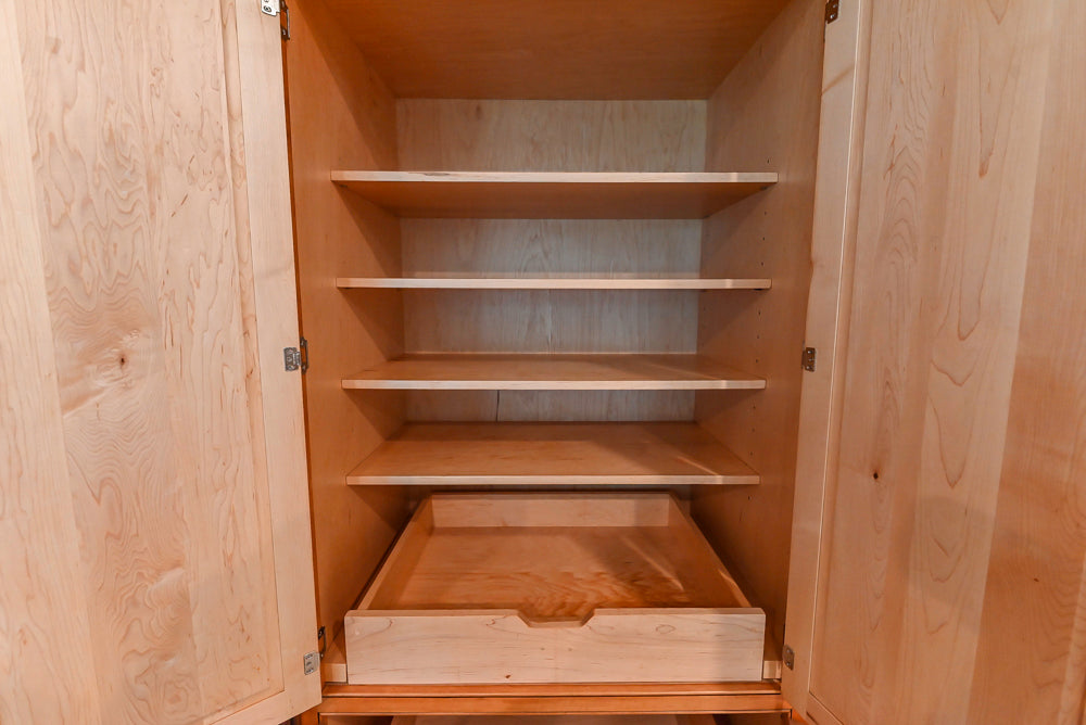 Traditional Wooden Kitchen with Granite Countertops and Complete Appliance Package