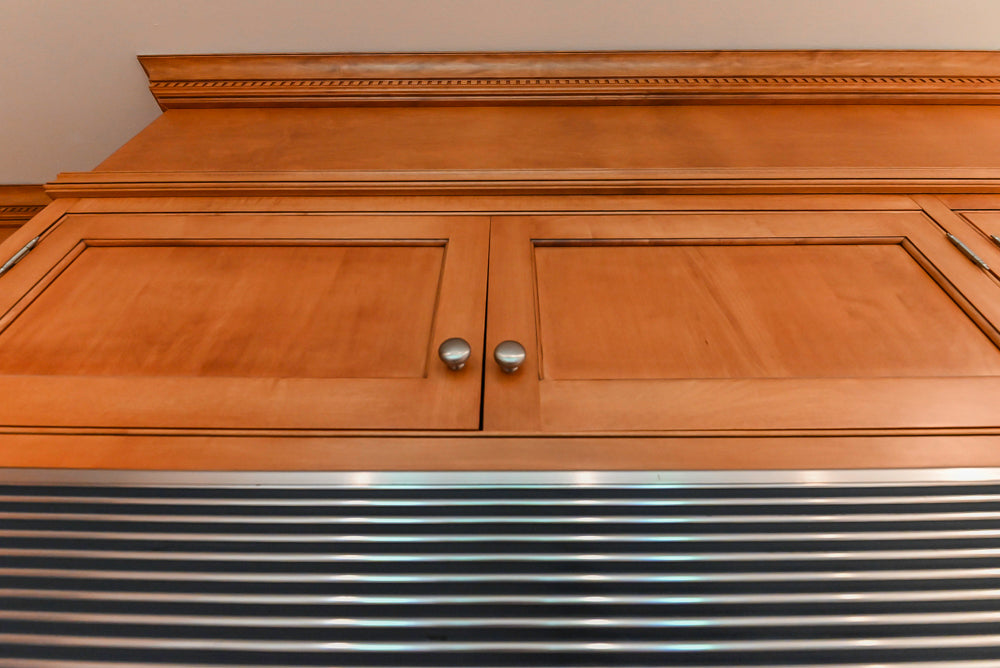 Traditional Wooden Kitchen with Granite Countertops and Complete Appliance Package