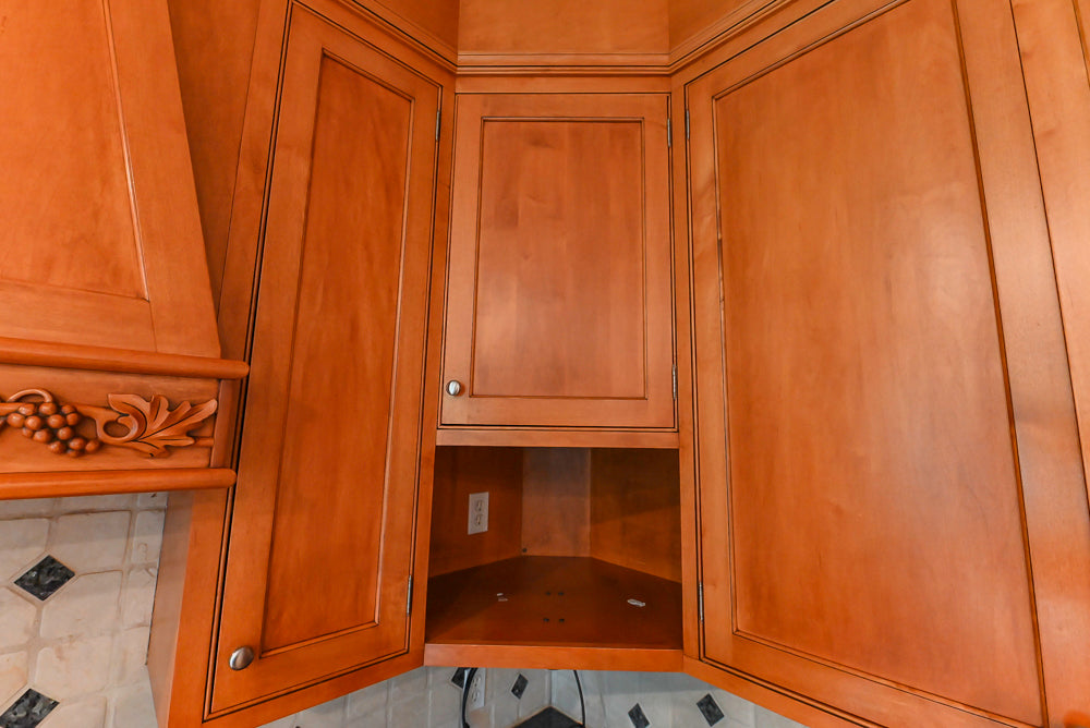 Traditional Wooden Kitchen with Granite Countertops and Complete Appliance Package