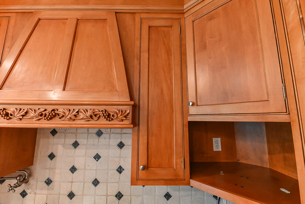 Traditional Wooden Kitchen with Granite Countertops and Complete Appliance Package