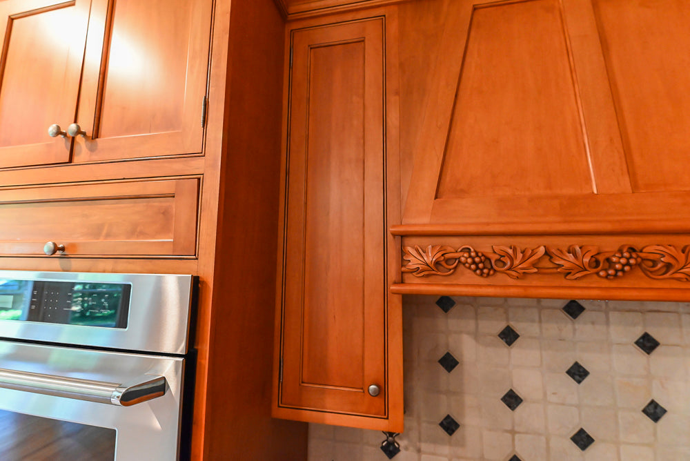 Traditional Wooden Kitchen with Granite Countertops and Complete Appliance Package