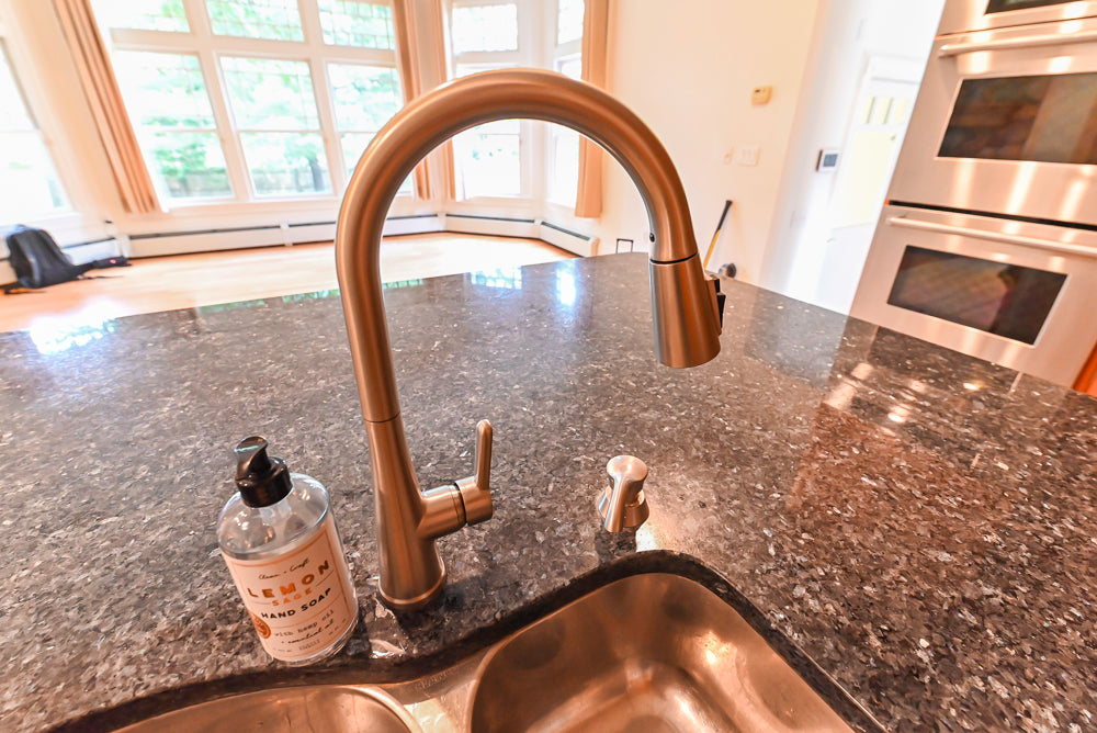 Traditional Wooden Kitchen with Granite Countertops and Complete Appliance Package