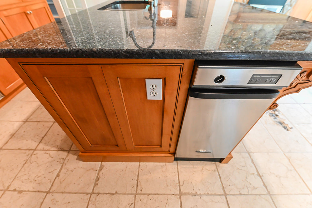 Traditional Wooden Kitchen with Granite Countertops and Complete Appliance Package