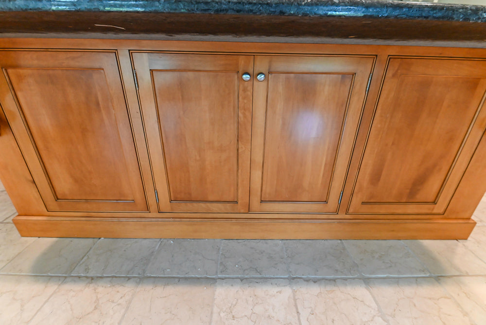 Traditional Wooden Kitchen with Granite Countertops and Complete Appliance Package