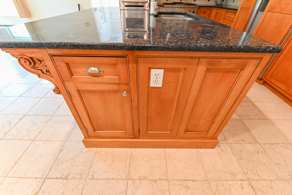 Traditional Wooden Kitchen with Granite Countertops and Complete Appliance Package