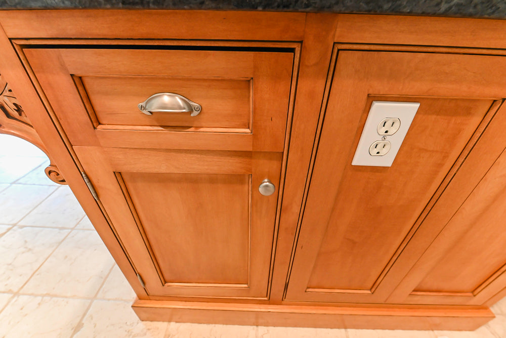 Traditional Wooden Kitchen with Granite Countertops and Complete Appliance Package