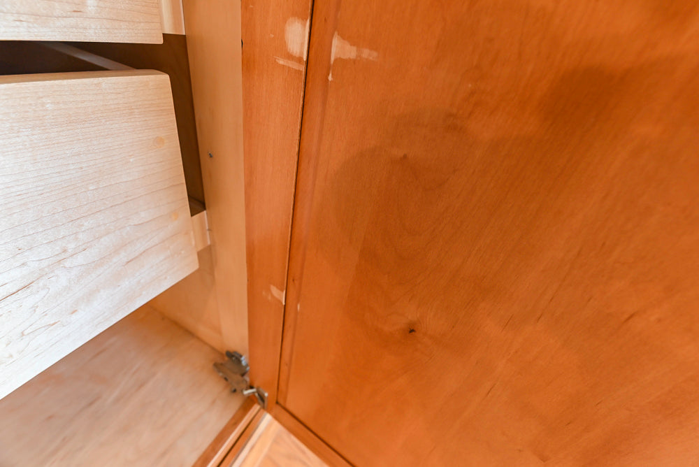 Traditional Wooden Kitchen with Granite Countertops and Complete Appliance Package