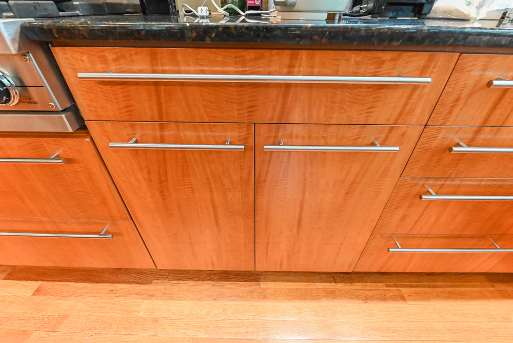 Custom Transitional Kitchen with Island, Granite Countertops and Complete Appliance Package