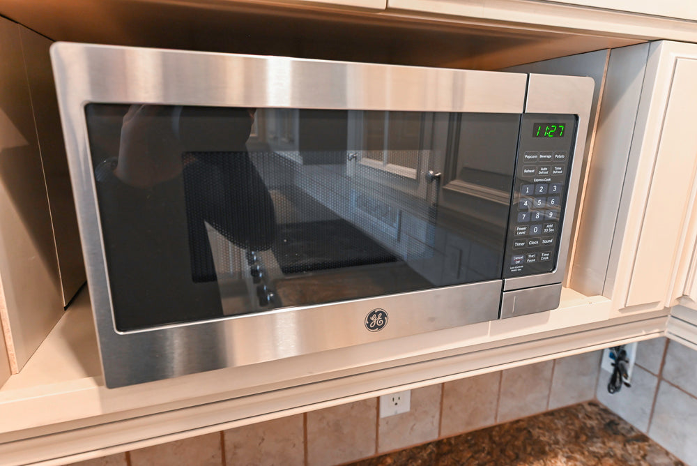 Seimatic Traditional Light Beige Kitchen with Island, Granite Countertops and Appliances