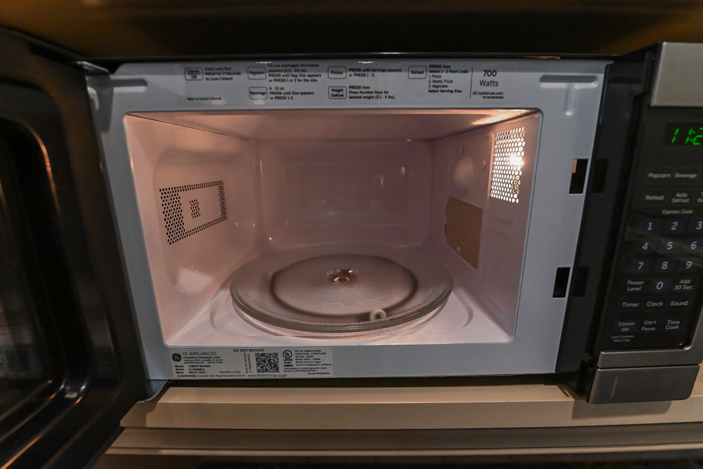 Seimatic Traditional Light Beige Kitchen with Island, Granite Countertops and Appliances