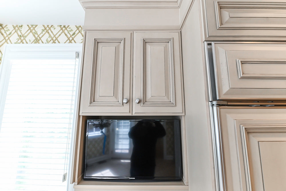 Seimatic Traditional Light Beige Kitchen with Island, Granite Countertops and Appliances