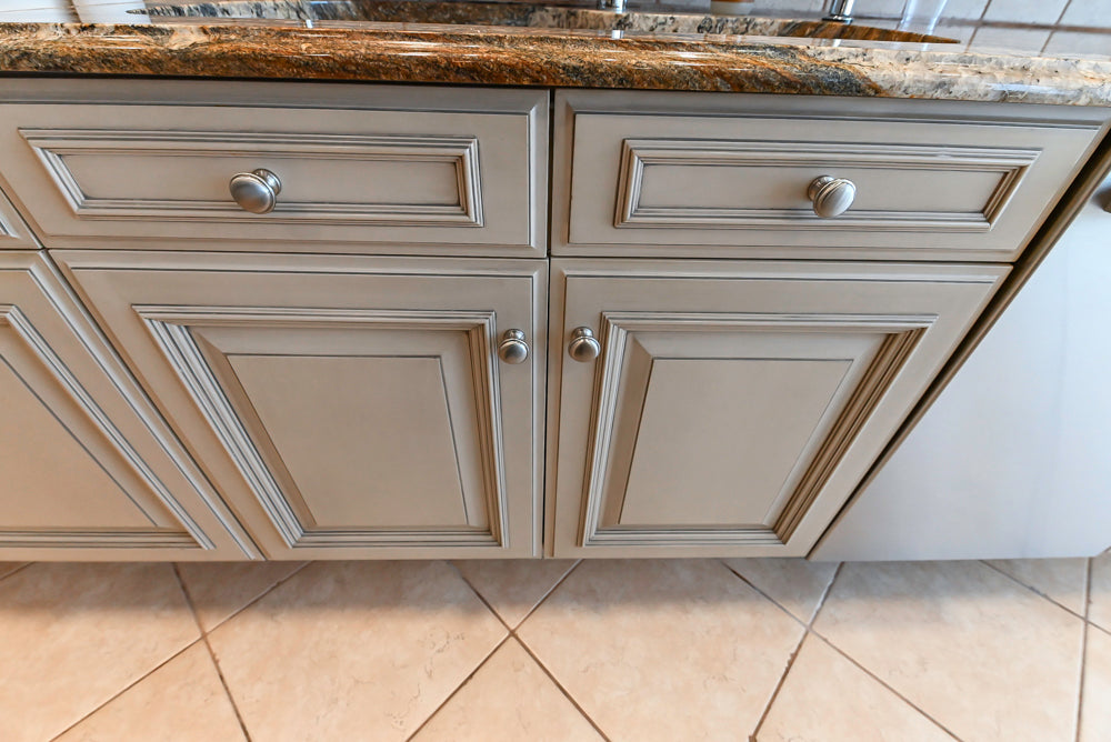 Seimatic Traditional Light Beige Kitchen with Island, Granite Countertops and Appliances