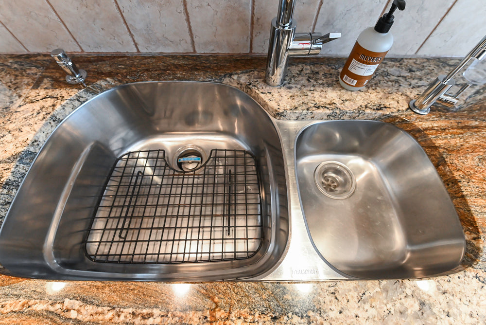Seimatic Traditional Light Beige Kitchen with Island, Granite Countertops and Appliances