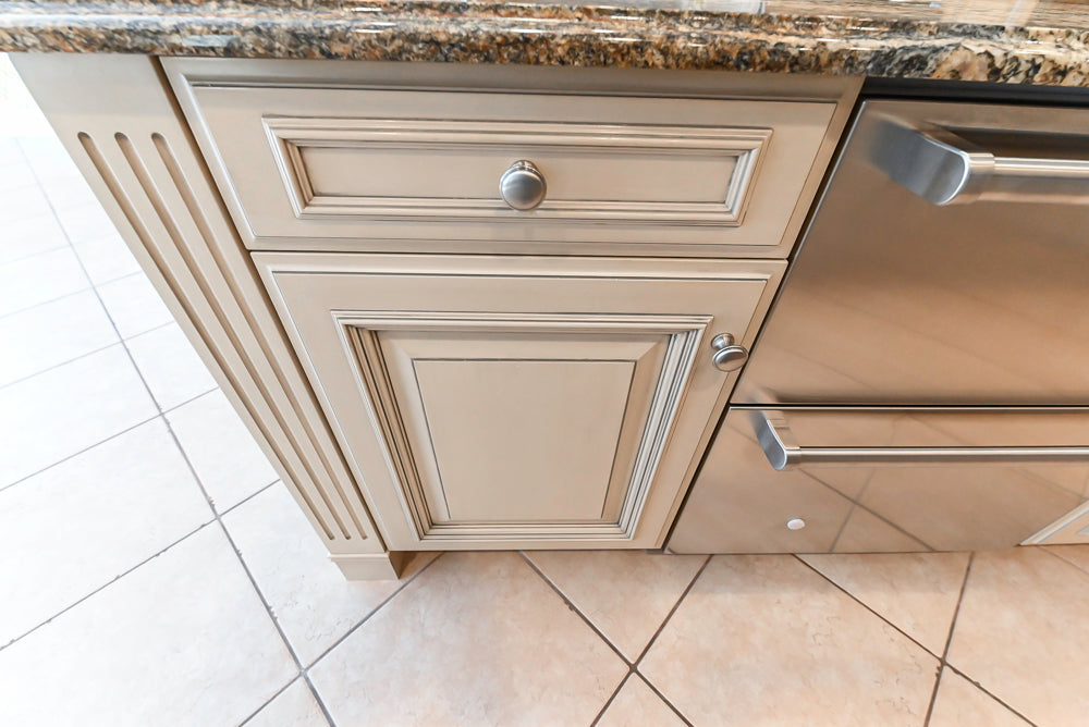 Seimatic Traditional Light Beige Kitchen with Island, Granite Countertops and Appliances