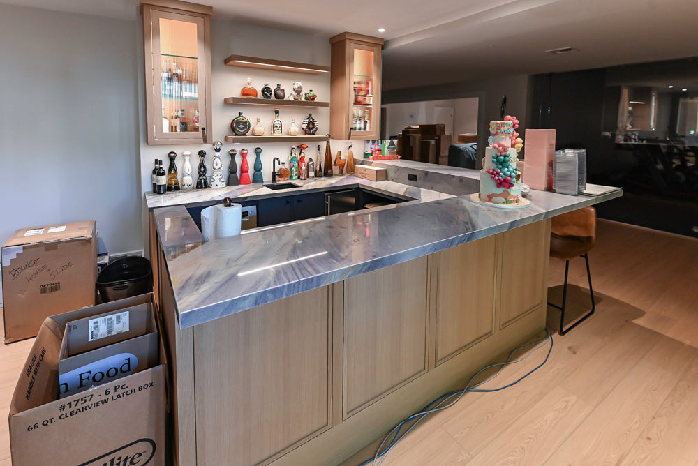 Rein & Jac Transitional Navy & Natural Wood Toned U-Shaped Bar with Marble Countertops, Sink and Faucet