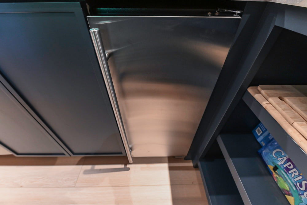 Rein & Jac Transitional Navy & Natural Wood Toned U-Shaped Bar with Marble Countertops, Sink and Faucet