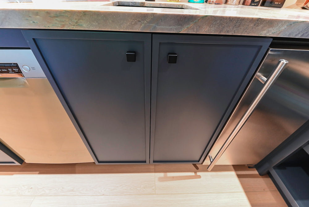 Rein & Jac Transitional Navy & Natural Wood Toned U-Shaped Bar with Marble Countertops, Sink and Faucet