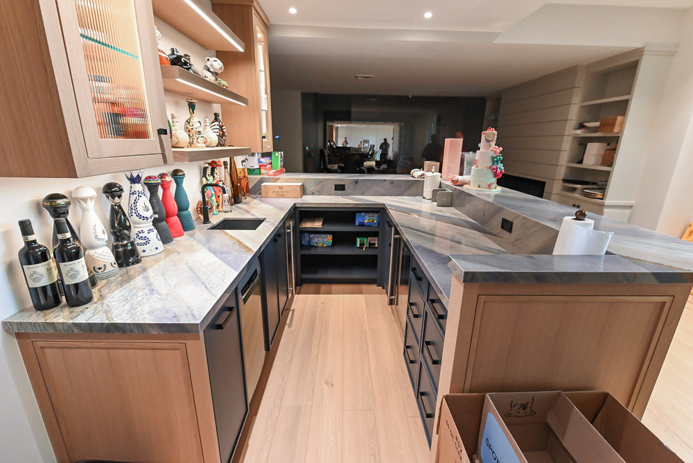 Rein & Jac Transitional Navy & Natural Wood Toned U-Shaped Bar with Marble Countertops, Sink and Faucet