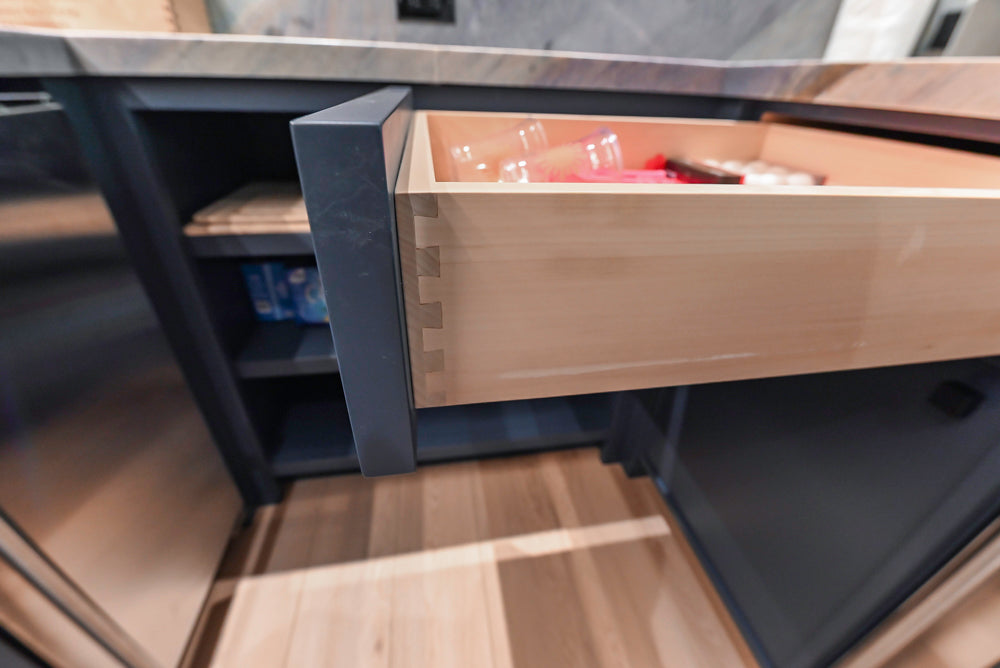 Rein & Jac Transitional Navy & Natural Wood Toned U-Shaped Bar with Marble Countertops, Sink and Faucet