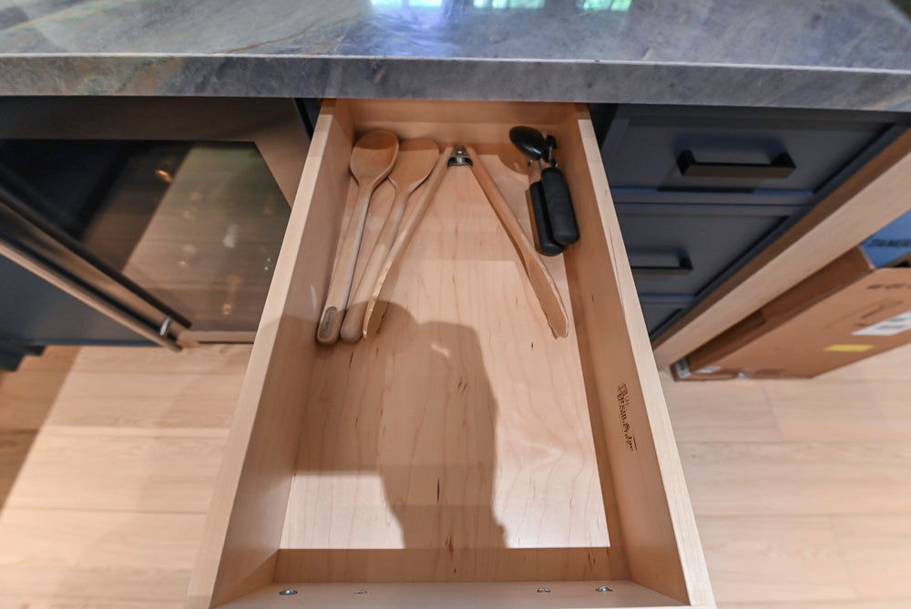 Rein & Jac Transitional Navy & Natural Wood Toned U-Shaped Bar with Marble Countertops, Sink and Faucet