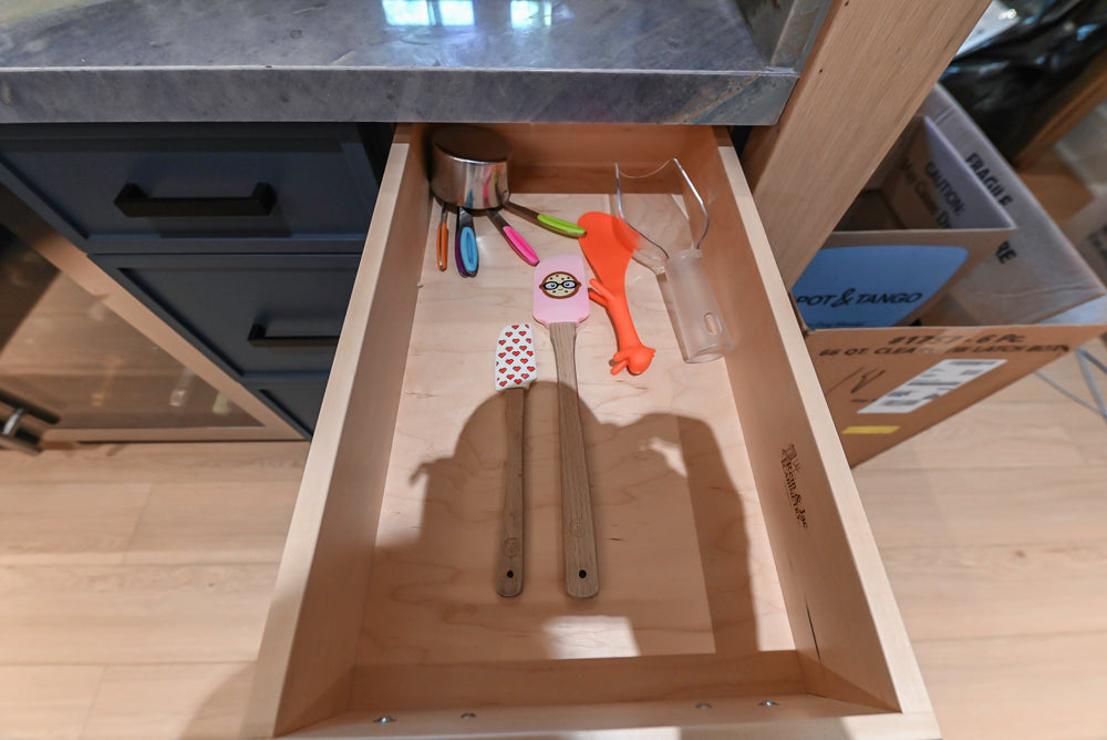 Rein & Jac Transitional Navy & Natural Wood Toned U-Shaped Bar with Marble Countertops, Sink and Faucet