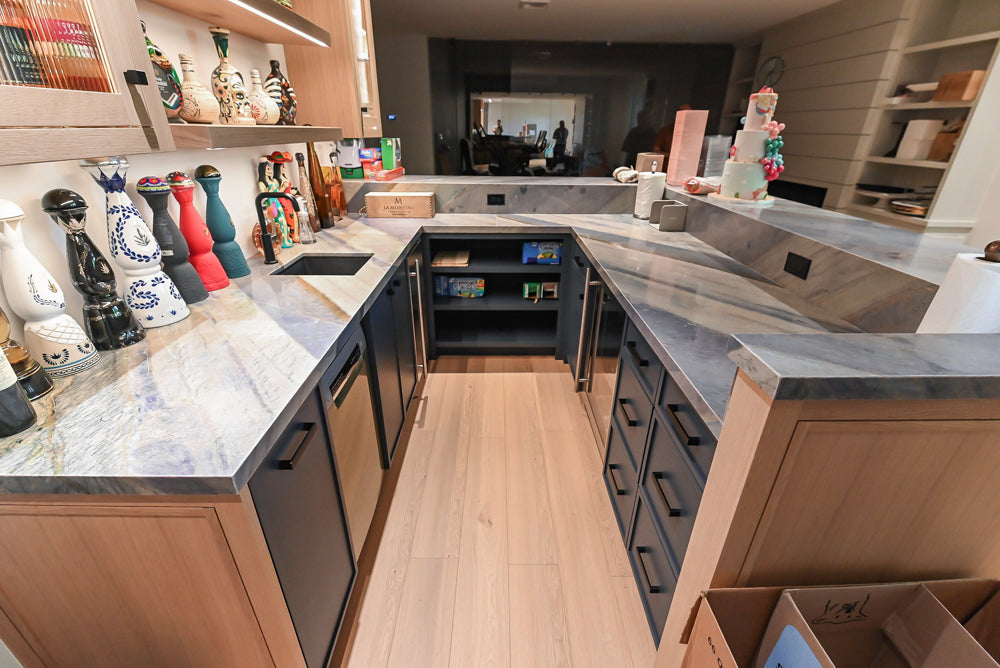 Rein & Jac Transitional Navy & Natural Wood Toned U-Shaped Bar with Marble Countertops, Sink and Faucet