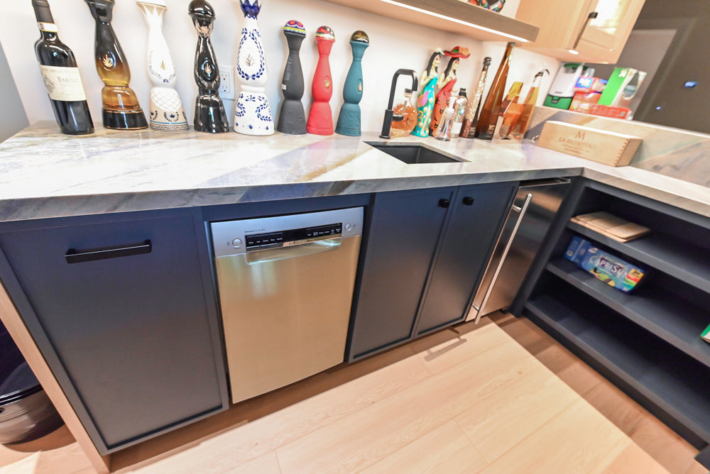 Rein & Jac Transitional Navy & Natural Wood Toned U-Shaped Bar with Marble Countertops, Sink and Faucet