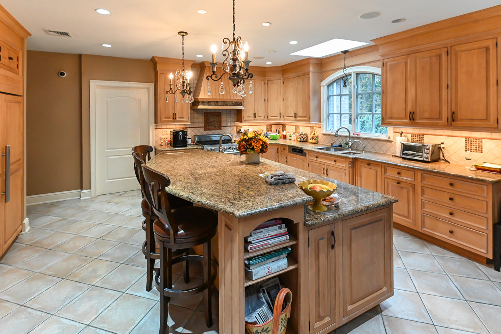 Quality Custom Traditional Natural Wooden Kitchen with Island and Appliances