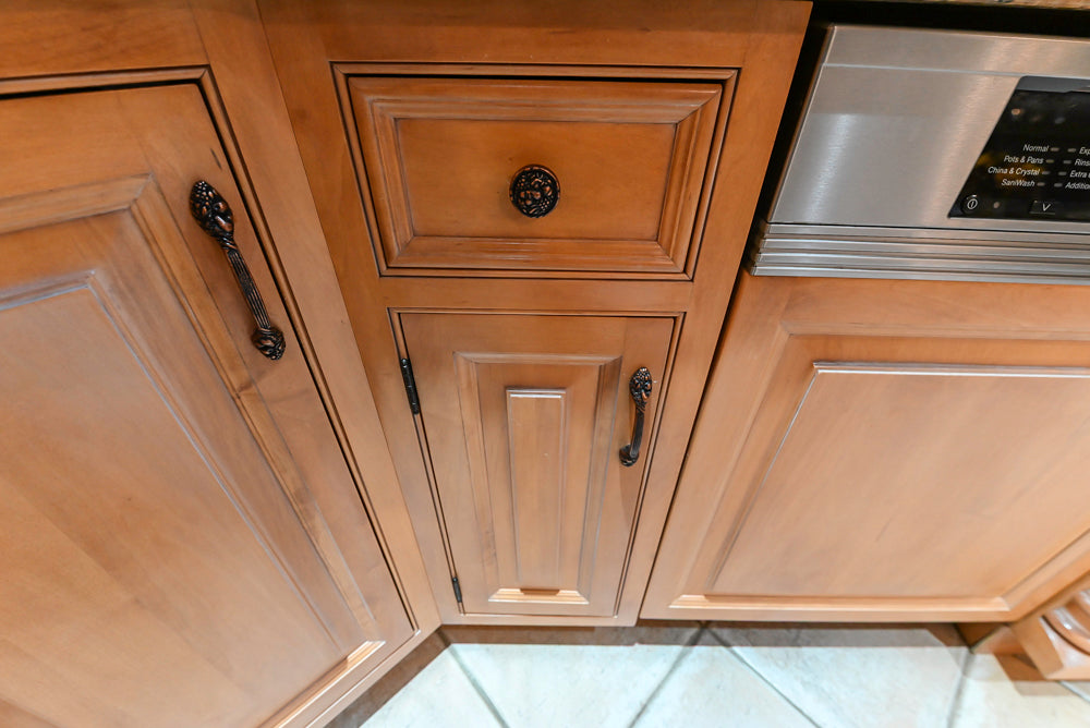 Quality Custom Traditional Natural Wooden Kitchen with Island and Appliances