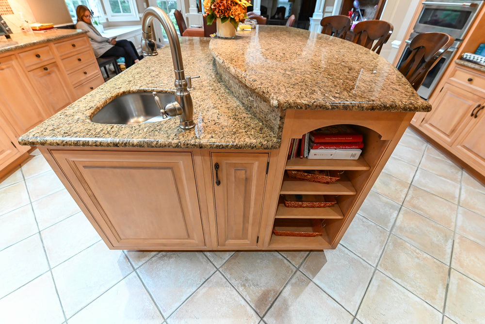 Quality Custom Traditional Natural Wooden Kitchen with Island and Appliances