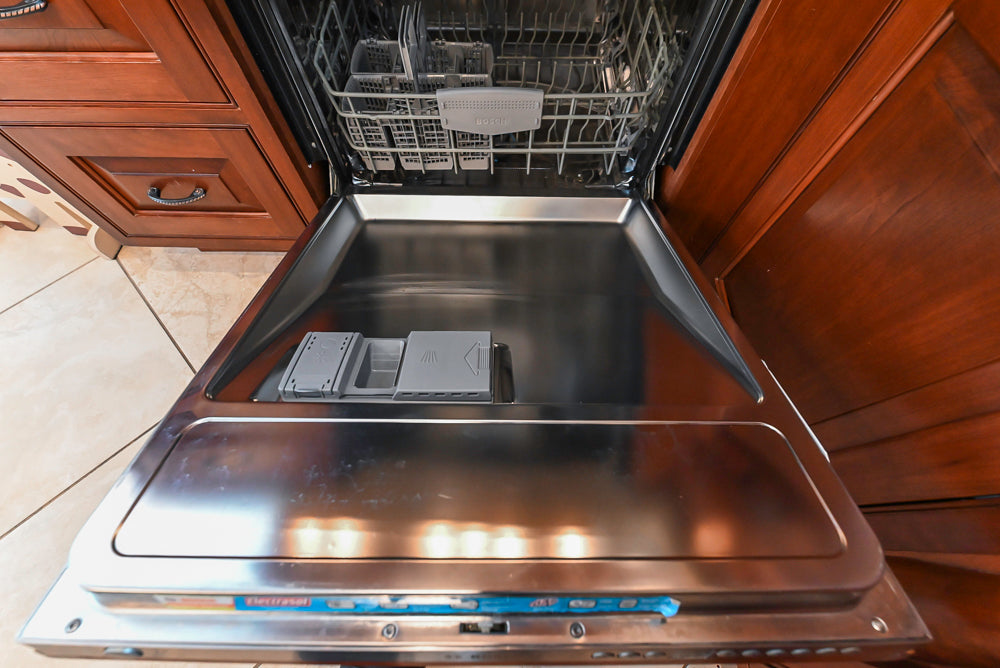 "The Winchester" Traditional Wooden Kitchen with Granite Countertops and Appliances