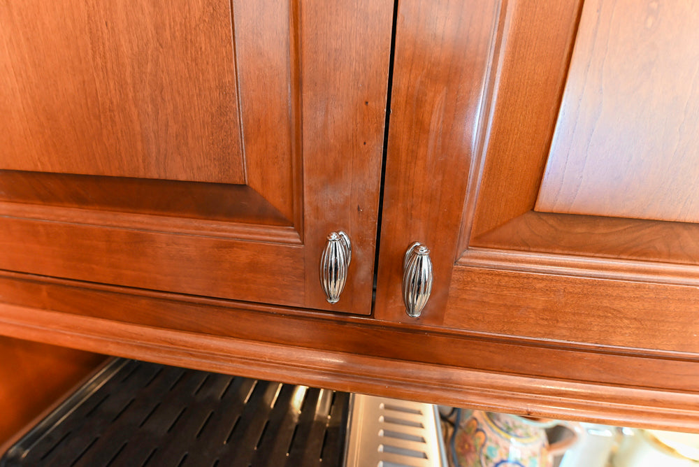 “The Woodford” Traditional Custom Wooden Kitchen with Island, Wolf Rangetop & Sub-Zero Refrigerator
