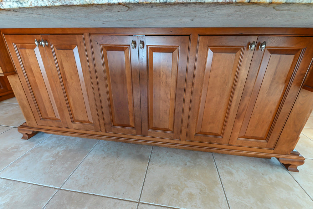 “The Woodford” Traditional Custom Wooden Kitchen with Island, Wolf Rangetop & Sub-Zero Refrigerator