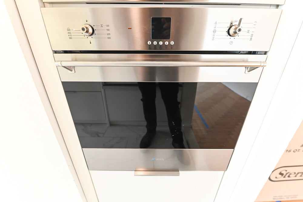 Leicht Modern Off White Kitchenette with Quartz Countertops & Smeg Appliances