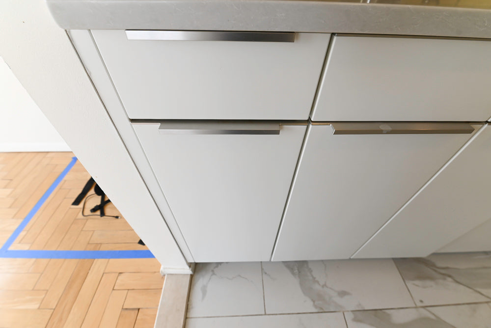 Leicht Modern Off White Kitchenette with Quartz Countertops & Smeg Appliances